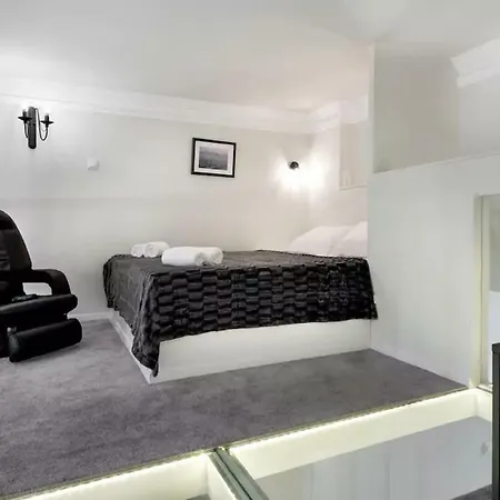 Zwierzyniecka Old Town By Otium Daire